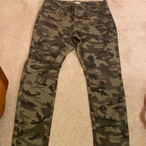 🌸 New York & Company camo jeans! Size 14!
